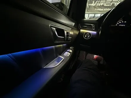 벤츠 E클래스 W212 엠비언트 시공으로 더욱 순정처럼 변신을