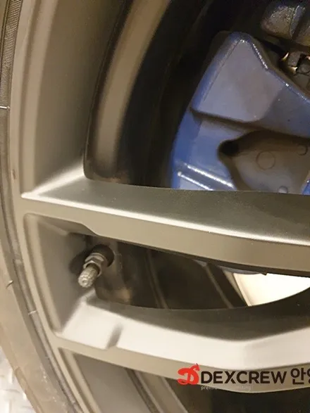 BMW 5시리즈 G30 블랙 무광 휠 도색, 뿌리는 랩핑지로 부담 없이 내 차에 변화를  줘보세요 ~!