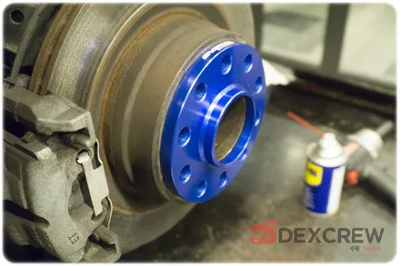 BMW E90 320D 블랙 앤 화이트 시스템 두랄루민 허브 스페이스 12mm, 15mm 튜닝하고 코너링과 자세를 한 번에~!! / 수원 호매실동