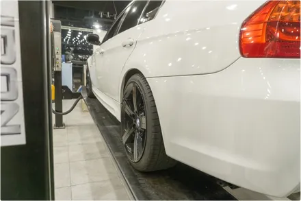 BMW E90 320D 블랙 앤 화이트 시스템 두랄루민 허브 스페이스 12mm, 15mm 튜닝하고 코너링과 자세를 한 번에~!! / 수원 호매실동