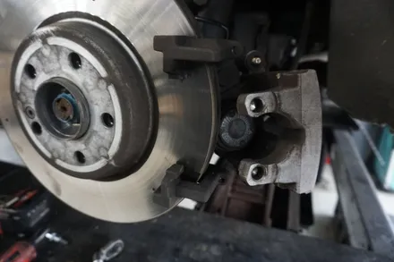 수원 호매실 벤츠 C43 AMG 모튤 합성 엔진오일 교환 잔유 제거!! 브레이크 패드 교환!! / 수원 권선구, 화성, 광교, 동탄, 용인