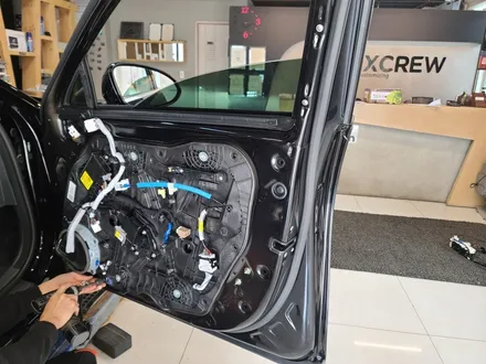 신형 제네시스 G90 RS4 고스트도어 클로징을 오토 플러시핸들 적용차량에 순정부품으로 컨비니언스패키지 시공 / 대전 서구