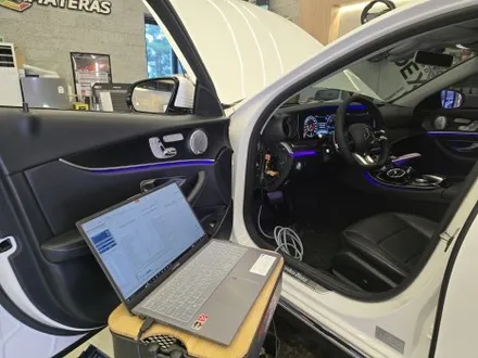벤츠 W213 E300 신형 잠자리 핸들 , 송풍구 엠비언트 튜닝으로 실내분위기 업업!! 필요한 생활코딩도 함께