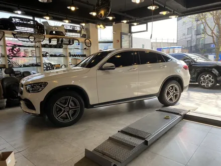 벤츠 GLC300e 플러그인 하이브리드 차량, 64색 송풍구/터빈, 조수석 가니쉬 엠비언트 확장작업 깔끔하게 시공하는 집!!
