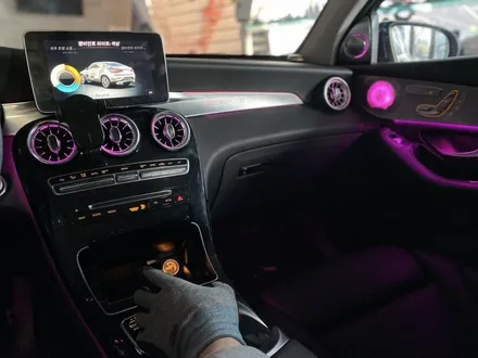 벤츠 GLC 220D 쿠페, 64색과 광량업을 동시에 순정연동 엠비언트라이트 장착기(도어라인, 대쉬보드, 터빈, 3D트위터, 풋등)