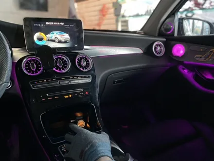 벤츠 GLC 220D 쿠페, 64색과 광량업을 동시에 순정연동 엠비언트라이트 장착기(도어라인, 대쉬보드, 터빈, 3D트위터, 풋등)