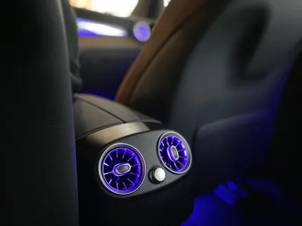 벤츠 GLC300e 플러그인 하이브리드 차량, 64색 송풍구/터빈, 조수석 가니쉬 엠비언트 확장작업 깔끔하게 시공하는 집!!