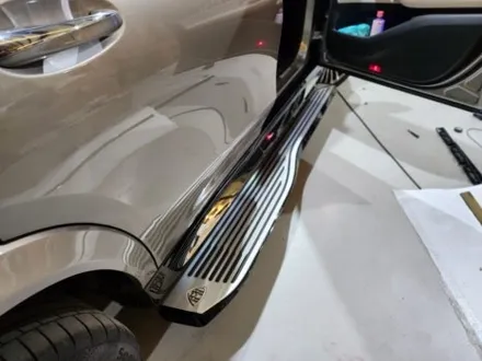 벤츠 GLS 400D 송풍구엠비언트, 미드레인지, 고음덮게 엠비언트, 전동사이드스텝, 피아노라커트림 업그레이드, 마이바흐 스타일