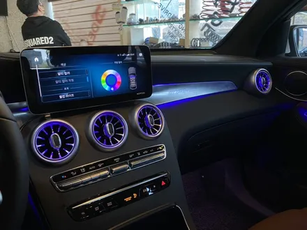 벤츠 GLC300e 플러그인 하이브리드 차량, 64색 송풍구/터빈, 조수석 가니쉬 엠비언트 확장작업 깔끔하게 시공하는 집!!
