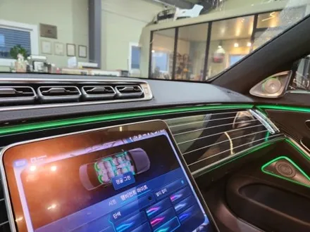 벤츠S클래스 W223 S400d 엑티브 엠비언트라이트, 전동트위터, 미드레인지, 피아노 트림 교체