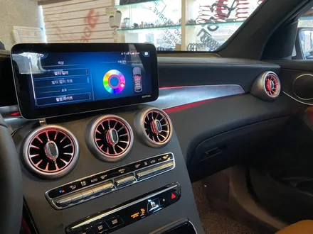 벤츠 GLC300e 플러그인 하이브리드 차량, 64색 송풍구/터빈, 조수석 가니쉬 엠비언트 확장작업 깔끔하게 시공하는 집!!