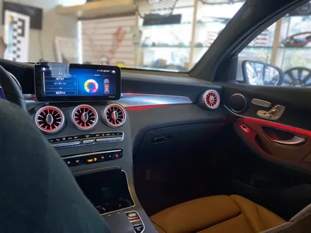 벤츠 GLC300e 플러그인 하이브리드 차량, 64색 송풍구/터빈, 조수석 가니쉬 엠비언트 확장작업 깔끔하게 시공하는 집!!