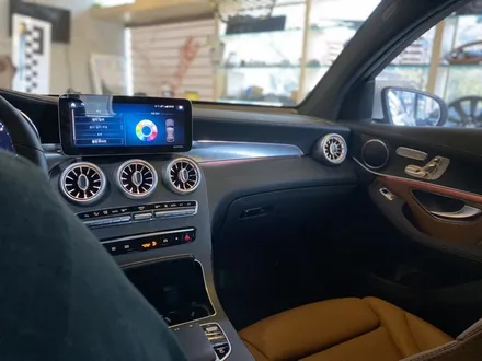 벤츠 GLC300e 플러그인 하이브리드 차량, 64색 송풍구/터빈, 조수석 가니쉬 엠비언트 확장작업 깔끔하게 시공하는 집!!