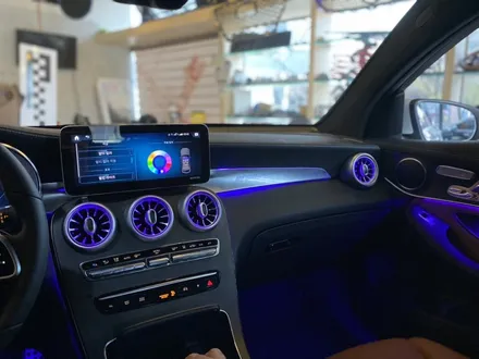 벤츠 GLC300e 플러그인 하이브리드 차량, 64색 송풍구/터빈, 조수석 가니쉬 엠비언트 확장작업 깔끔하게 시공하는 집!!