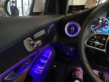 벤츠 GLC300e 플러그인 하이브리드 차량, 64색 송풍구/터빈, 조수석 가니쉬 엠비언트 확장작업 깔끔하게 시공하는 집!!