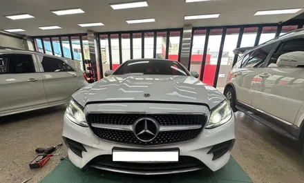 벤츠 E클래스 E220d 카브리올레 - 데이라이트 및 후미등 수리 [\