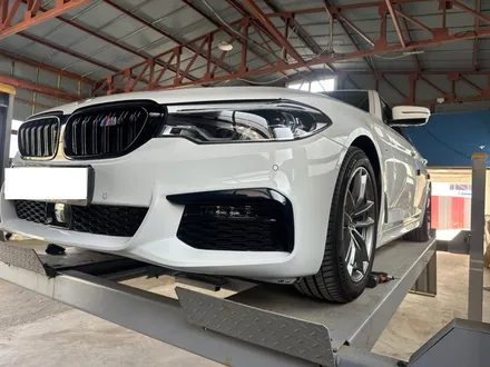 BMW 5시리즈 520i G30 전기형 - 아이코닉 글로우 발광그릴과 프론트립 / 사이드립 / 리어립 바디킷 작업 / 대전 서구 탄방동