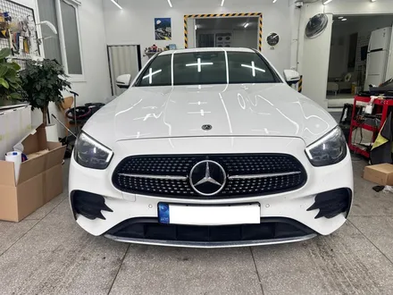 벤츠 E클래스 E220d (W213 후기형) - 헤드라이트 돌빵 파손, 투명 렌즈 커버 교환으로 완벽 수리완료! [대전 헤드램프 수리] / 대전 서구 탄방동