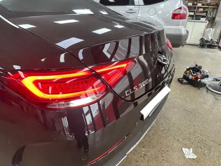 벤츠 CLS300d (W257) - 순정 후방카메라 커버가 안 열리고 플랩모터 드르륵 거리는 현상 수리 / 대전 서구 탄방동