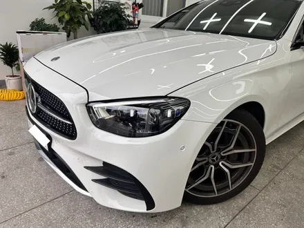 벤츠 E클래스 E220d (W213 후기형) - 헤드라이트 돌빵 파손, 투명 렌즈 커버 교환으로 완벽 수리완료! [대전 헤드램프 수리] / 대전 서구 탄방동