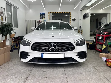 벤츠 E클래스 E220d (W213 후기형) - 헤드라이트 돌빵 파손, 투명 렌즈 커버 교환으로 완벽 수리완료! [대전 헤드램프 수리] / 대전 서구 탄방동