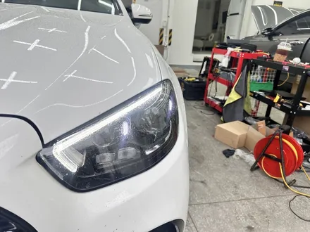 벤츠 E클래스 E220d (W213 후기형) - 헤드라이트 돌빵 파손, 투명 렌즈 커버 교환으로 완벽 수리완료! [대전 헤드램프 수리] / 대전 서구 탄방동