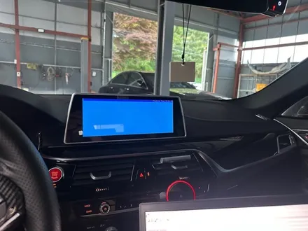 BMW 550i G30 - 애플 카플레이, 분활 스크린을 풀스크린으로 변경하기 위한 헤드유닛 펌웨어 업데이트 (날씨 컨넥티드도 활성화!) / 대전 서구 탄방동