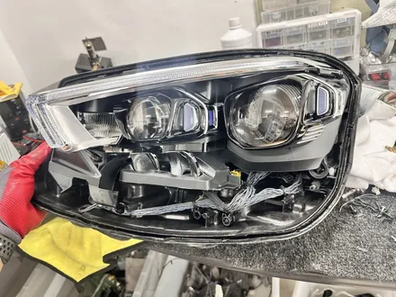벤츠 E클래스 E220d (W213 후기형) - 헤드라이트 돌빵 파손, 투명 렌즈 커버 교환으로 완벽 수리완료! [대전 헤드램프 수리] / 대전 서구 탄방동