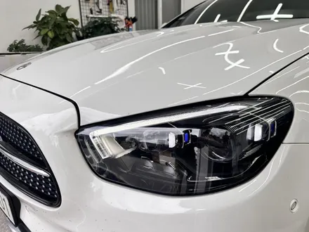 벤츠 E클래스 E220d (W213 후기형) - 헤드라이트 돌빵 파손, 투명 렌즈 커버 교환으로 완벽 수리완료! [대전 헤드램프 수리] / 대전 서구 탄방동