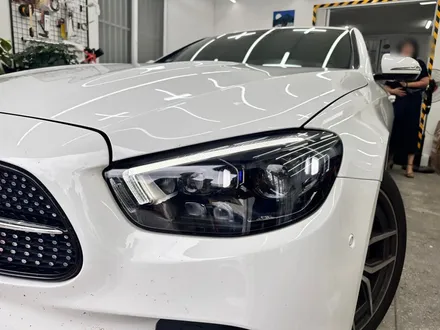 벤츠 E클래스 E220d (W213 후기형) - 헤드라이트 돌빵 파손, 투명 렌즈 커버 교환으로 완벽 수리완료! [대전 헤드램프 수리] / 대전 서구 탄방동
