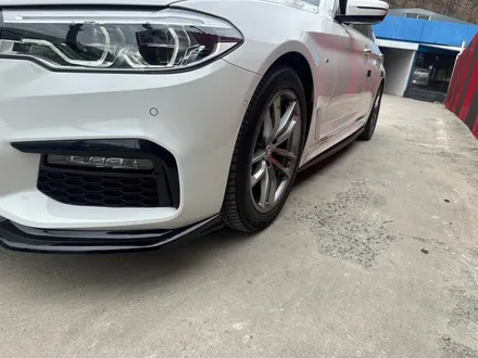 BMW 5시리즈 520i G30 전기형 - 아이코닉 글로우 발광그릴과 프론트립 / 사이드립 / 리어립 바디킷 작업 / 대전 서구 탄방동