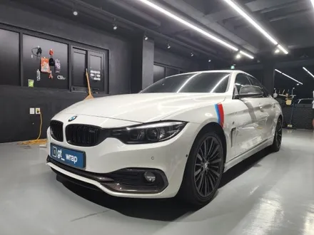 BMW 4시리즈 크롬딜리트(죽이기)-[경남랩핑-창원랩핑-진해랩핑-마산랩핑-김해랩핑-부산랩핑-강서구-명지-신호-용원-안골-녹산-랩핑샵-카스킨]부분랩핑!!!! / 창원시 진해구