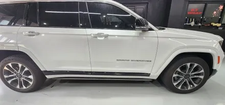 jeep 체로키 도어가니쉬,그릴 및 앞범퍼립 부분 포인트랩핑 지프 [창원랩핑샵-진해랩핑샵-마산랩핑-경남랩핑샵-부산랩핑-양산랩핑-김해랩핑-전체랩핑-루프스킨,포인트랩핑,랩핑제거] / 창원시 진해구