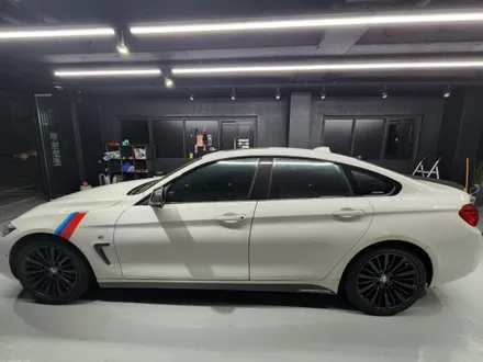 BMW 4시리즈 크롬딜리트(죽이기)-[경남랩핑-창원랩핑-진해랩핑-마산랩핑-김해랩핑-부산랩핑-강서구-명지-신호-용원-안골-녹산-랩핑샵-카스킨]부분랩핑!!!! / 창원시 진해구
