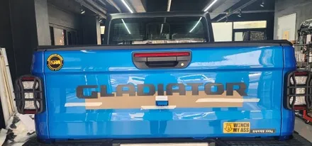 Jeep 엠블럼교체 기존 엠블럼 제거하고 다른엠블럼으로 교체!! 궁금하면 들어오세요!! [창원랩핑샵-진해랩핑샵-마산랩핑샵-경남랩핑샵-부산랩핑샵-양산랩핑샵-김해랩핑샵] / 창원시 진해구