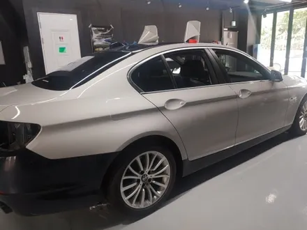 bmw f10 535d 전체랩핑 (스톰그레이) (지티랩-경남랩핑-진해랩핑-창원랩핑-김해랩핑-부산랩핑-용원랩핑)(부분랩핑-크롬딜리트-루프스킨) / 창원시 진해구