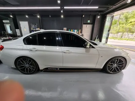 BMW 3시리즈 데칼제거(랩핑제거-전체랩핑-부분랩핑-포인트랩핑)[경남랩핑-창원랩핑-진해랩핑-김해랩핑-마산랩핑-부산랩핑] 랩핑전문샵 / 창원시 진해구