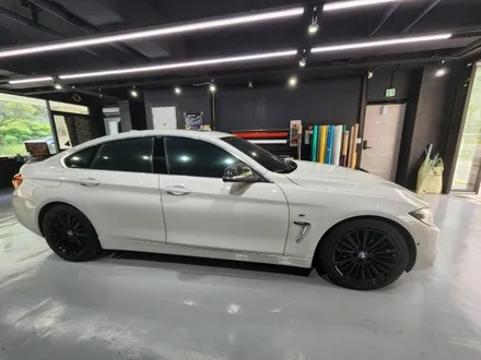 BMW 4시리즈 크롬딜리트(죽이기)-[경남랩핑-창원랩핑-진해랩핑-마산랩핑-김해랩핑-부산랩핑-강서구-명지-신호-용원-안골-녹산-랩핑샵-카스킨]부분랩핑!!!! / 창원시 진해구