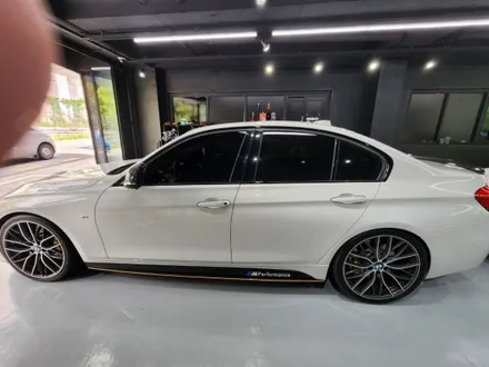 BMW 3시리즈 데칼제거(랩핑제거-전체랩핑-부분랩핑-포인트랩핑)[경남랩핑-창원랩핑-진해랩핑-김해랩핑-마산랩핑-부산랩핑] 랩핑전문샵 / 창원시 진해구