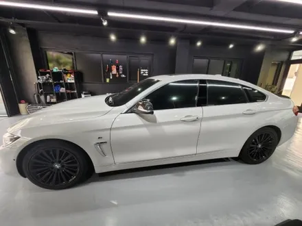 BMW 4시리즈 크롬딜리트(죽이기)-[경남랩핑-창원랩핑-진해랩핑-마산랩핑-김해랩핑-부산랩핑-강서구-명지-신호-용원-안골-녹산-랩핑샵-카스킨]부분랩핑!!!! / 창원시 진해구