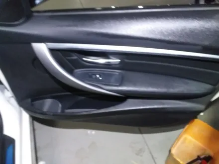 자동차실내크리닝 bmw330i 조수석 오바이트 구토 로 인한 실내세차 스피커탈거 세척 경기광주 출장세차 / 성남, 분당, 판교