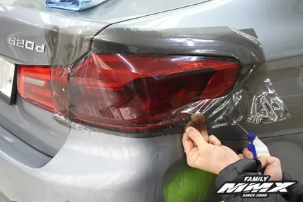 BMW 520d 드레스업 : 라이트필름, 그릴랩핑 / 성동구 용답동