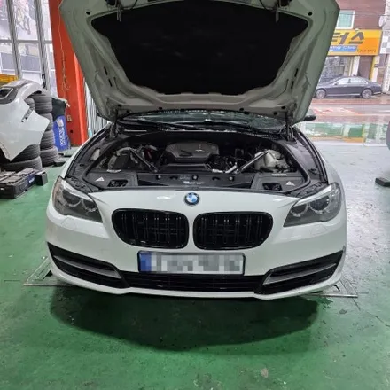 BMW 5시리즈 F10 차량에 M5 룩 앞 범퍼 및 프론트 립 작업
