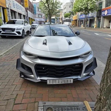 쉐보레 카마로 차량에 1LE 룩 스포일러 작업