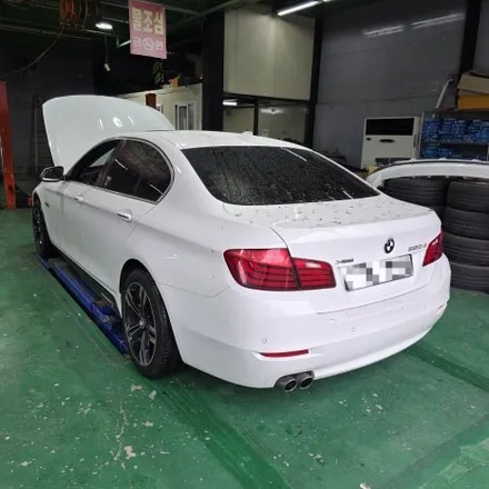 BMW 5시리즈 F10 차량에 M5 룩 앞 범퍼 및 프론트 립 작업