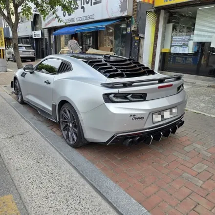 쉐보레 카마로 차량에 1LE 룩 스포일러 작업