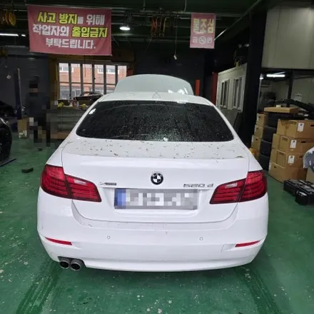 BMW 5시리즈 F10 차량에 M5 룩 앞 범퍼 및 프론트 립 작업
