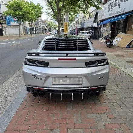 쉐보레 카마로 차량에 1LE 룩 스포일러 작업
