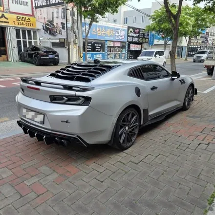 쉐보레 카마로 차량에 1LE 룩 스포일러 작업