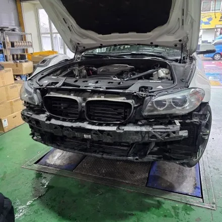 BMW 5시리즈 F10 차량에 M5 룩 앞 범퍼 및 프론트 립 작업